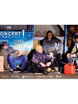 5 mężczyzn. 2 siedzi na krzesełkach turystycznych, 1 na leżaku 1 na podłoce i 1 stoi. Po lewej białe napisy.