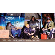 5 mężczyzn. 2 siedzi na krzesełkach turystycznych, 1 na leżaku 1 na podłoce i 1 stoi. Po lewej białe napisy.