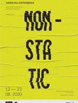 Na żółtym tle widać czasny ekspresyjny napis Non Sta Tic.