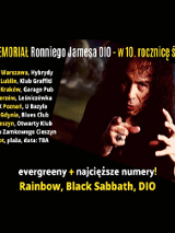 Plakat wydarzenia ze zdjęciem artysty, po lewej terminy koncertów w różnych miastach, ciemne tło