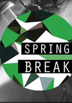 Logo festiwalu; Na szarym tle koło, którego fragmenty sa w barwach: zieleni, szarości, bieli czerni. Na środku biały napis z nazwa festiwalu na czarnym tle.