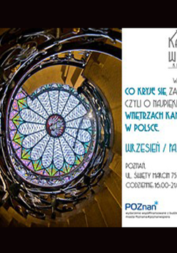 Plakat z informacjami o wydarzeniu zawartymi w tekście i zdjęciem wnętrza kamienicy. Widok z góry na klatkę schodową.