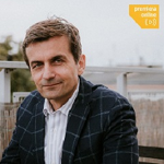 Adam Leszczyński na zdjęciu.