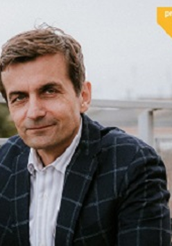Adam Leszczyński na zdjęciu.