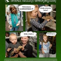 Zdjęcia dzieci trzymających w dłoniach różne zwierzęta. Na górze napis: Zoo Team.