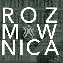 Grafika przedstawia fasadę kamienicy. Na jej tle biały napis "Rozmównica".