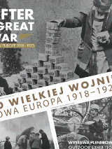 Na plakacie umieszczono nazwę wystawy po polsku i angielsku, a także zdjęcia. Na jednym widzimy dzieci budujące piramidę z paczek banknotów. Na drugim grupa ludzi pochykla się nad stertami cegieł (zgliszczami). Trzecia fotografia przedstawia kobietę w modnym ubraniu jadącą automobilem.