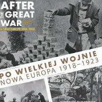 Na plakacie umieszczono nazwę wystawy po polsku i angielsku, a także zdjęcia. Na jednym widzimy dzieci budujące piramidę z paczek banknotów. Na drugim grupa ludzi pochykla się nad stertami cegieł (zgliszczami). Trzecia fotografia przedstawia kobietę w modnym ubraniu jadącą automobilem.