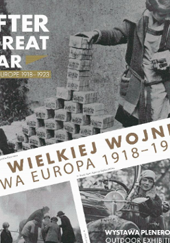 Na plakacie umieszczono nazwę wystawy po polsku i angielsku, a także zdjęcia. Na jednym widzimy dzieci budujące piramidę z paczek banknotów. Na drugim grupa ludzi pochykla się nad stertami cegieł (zgliszczami). Trzecia fotografia przedstawia kobietę w modnym ubraniu jadącą automobilem.