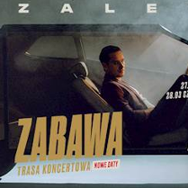 Na grafice artysta siedzący w samochodzie. W dolnej części grafiki napis zabawa.