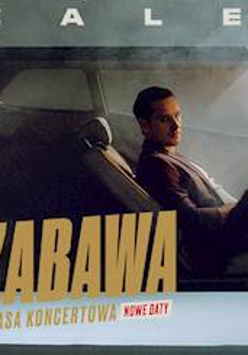 Na grafice artysta siedzący w samochodzie. W dolnej części grafiki napis zabawa.