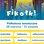 Dwoje dzieci w sali zabawowej na zjeżdżalni.
