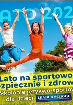 Troje dzieci: chłopiec i 2 dziewczynki w podskoku z rękoma w górze, na tle krzaków i trawy. Na dole napis: "Lato na sportowo bezpiecznie i zdrowo. Półkolonie językowo - sportowe Leader School"