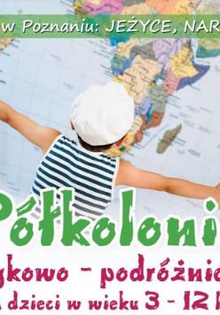 Dziecko z otwartymi ramionami stoi przed mapą świata. Po prawej flagi różnych państw.