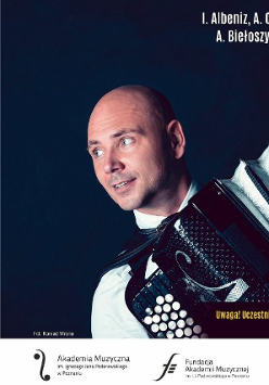 Plakat z informacjami o koncercie oraz zdjęcie Marcina Wyrostka.