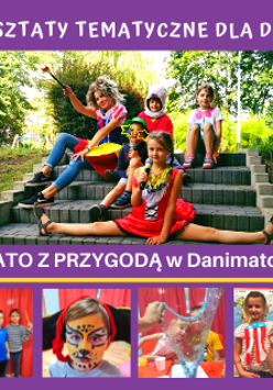 Dzieci siedzące na schodach. Pierwsza dziewczynka trzyma mikrofon. Napis "Lato z przygodą w Danimatoring".