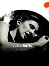 Kobieta śpiewa do mikrofonu, czarno-białe zdjęcie.