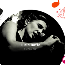 Kobieta śpiewa do mikrofonu, czarno-białe zdjęcie.