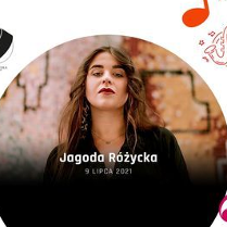 Kobieta z długimi brązowymi włosami patrzy w obiektyw.