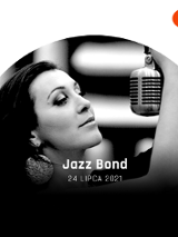 Kobieta trzyma mikrofon, czarno-białe zdjęcie.