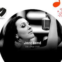 Kobieta trzyma mikrofon, czarno-białe zdjęcie.