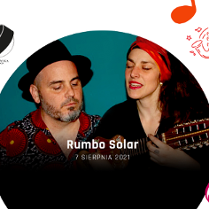 Mężczyzna w kapeluszu, obok kobieta trzymająca 10 strunową gitarę.