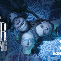 Trzy osoby, dwóch mężczyzn i kobieta, leżą na podłodze skierowani do siebie głowami.