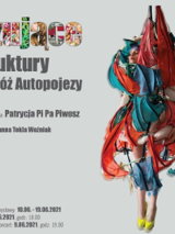 Po lewej tytuł wystawy. Po prawej kobieta ubrana w strój zrobiony z kawałków materiału jaby na stelażach.