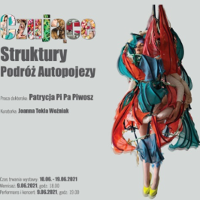 Po lewej tytuł wystawy. Po prawej kobieta ubrana w strój zrobiony z kawałków materiału jaby na stelażach.