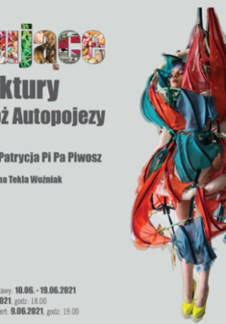 Po lewej tytuł wystawy. Po prawej kobieta ubrana w strój zrobiony z kawałków materiału jaby na stelażach.
