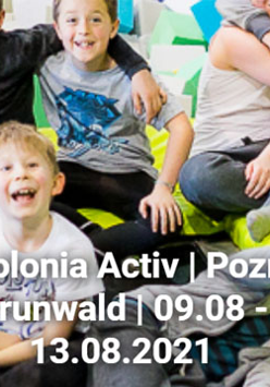 Roześmiane dzieci siedzą na podłodze. jeden leży na materacu.