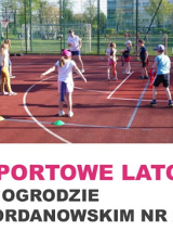 Dzieci na boisku grają w piłkę. Pod spodem napis: Sportow lato w Ogrodzie Jordanowskim nr 2