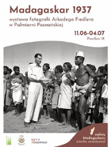 Plakat z czarno-białym zdjęciem Arkadego Fiedlera w otoczeniu mieszkańców Madagaskaru.