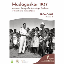 Plakat z czarno-białym zdjęciem Arkadego Fiedlera w otoczeniu mieszkańców Madagaskaru.