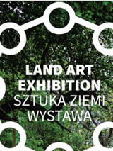 Drzewa w parku. Na górze koło z łańcucha. W srodku napis: Aand Art Exhibition Sztuka Ziemi wystawa.