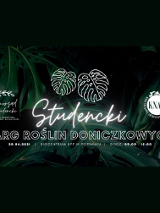 Na ciemnozielonym tle biały napis - nazwa wydarzenia. W tle zarys roślin, paproci itd.