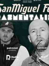 Dwóch mężczyzn, jeden w czapce, drugi ma papierosa w ustach, patrzą przed siebie.