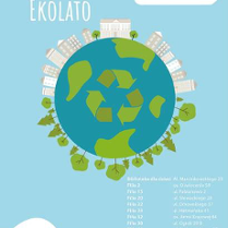 Planeta Ziemia z symbolem recyklingu. Na górze bloki i domy, na dole: lasy i drzewa.