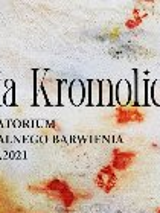 Biały materiał z kolorowymi plamami. Na nim napis.