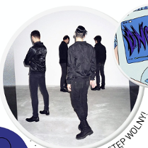 Czterech mężczyzn stoi tyłem, ubrani na czarno.