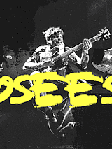 Mężczyzna grający na gitarze, czarno-białe. Na tym żółty napis: Osees