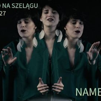 Trzy postacie tej samej kobiety śpiewającej z rękami uniesionymi w górze.