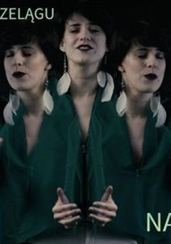 Trzy postacie tej samej kobiety śpiewającej z rękami uniesionymi w górze.