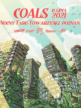 Budynki zarośnięte na zielono, widziane od dołu. U góry niebo, ptaki i promienie słoneczne przebijające się między budynkami.