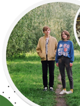 Dwa zdjęcia- na jednym kobieta i mężczyzna, za nimi instrument klawiszowy. Na drugim zdjęciu również mężczyzna i kobieta, stojący na łące.