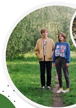 Dwa zdjęcia- na jednym kobieta i mężczyzna, za nimi instrument klawiszowy. Na drugim zdjęciu również mężczyzna i kobieta, stojący na łące.