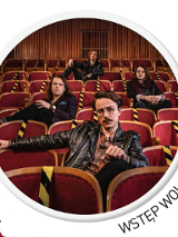 Czterej mężczyźni siedzą na fotelach w kinie studyjnym.