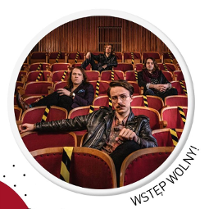 Czterej mężczyźni siedzą na fotelach w kinie studyjnym.