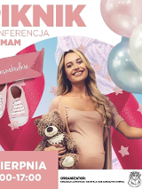 Kobieta w ciąży trzyma balony i misia, obok niej dziecięce trampki.