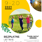 Dzieci biegają wesoło po łące z uniesionymi do góry rękami.